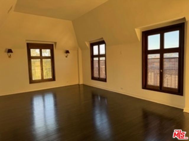 316 N Rossmore Avenue, Los Angeles CA: https://media.crmls.org/mediaz/128c0d38-193b-427b-8549-65310387f1a9.jpg