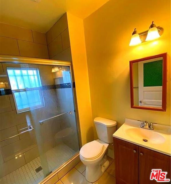 1331 Atlantic Avenue, Long Beach CA: https://media.crmls.org/mediaz/128c2a9d-8ec1-4473-8fd0-1c8eeba3e7d3.jpg
