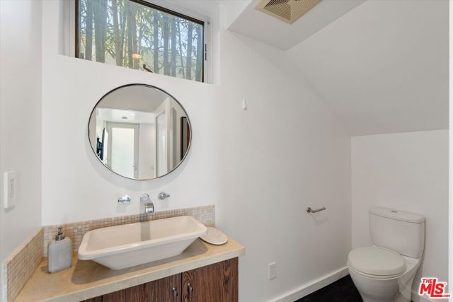 483 Carroll Canal Court, Venice CA: https://media.crmls.org/mediaz/128c76c8-5be0-4631-8541-06cb690a5525.jpg