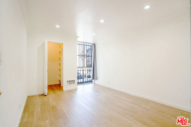 525 S Ardmore Avenue, Los Angeles CA: https://media.crmls.org/mediaz/128cd539-bbf9-4387-9245-456301a7baa6.jpg
