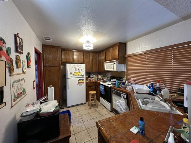 1988 Calaveras Dr, Pittsburg CA: https://media.crmls.org/mediaz/128e8a15-99e0-411d-9c2a-2ac753841efe.jpg