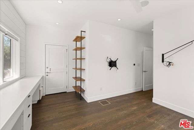 4525 Melbourne Avenue, Los Angeles CA: https://media.crmls.org/mediaz/128fc06a-03b9-4672-93af-cabaae4e7bb8.jpg