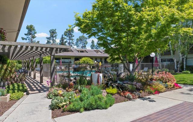 2140 Santa Cruz Avenue, Menlo Park CA: https://media.crmls.org/mediaz/128fed36-8310-423a-8d6c-6088b8abbb22.jpg