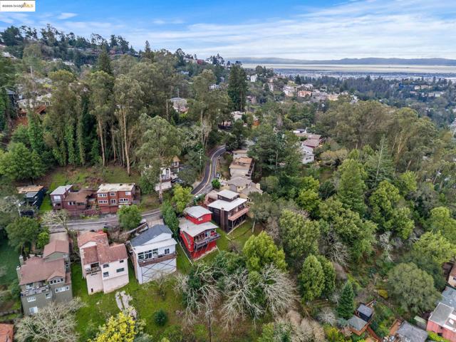 6866 Thornhill Dr, Oakland CA: https://media.crmls.org/mediaz/12903817-7ea4-408d-829c-52158631dd9f.jpg