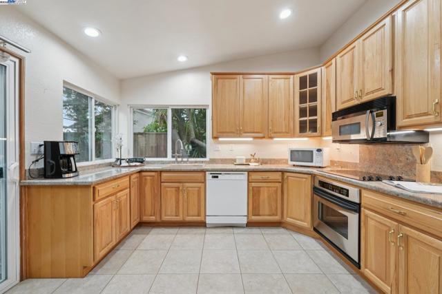 4942 Rocklin Dr, Union City CA: https://media.crmls.org/mediaz/12907e6d-1624-402a-ac89-161587e84fad.jpg