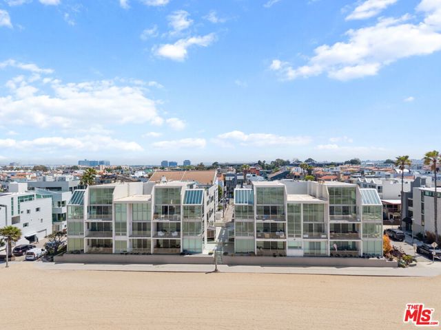 5205 Ocean Front Walk, Marina del Rey CA: https://media.crmls.org/mediaz/12908c26-c191-459c-9a18-d421fc2a1fbc.jpg