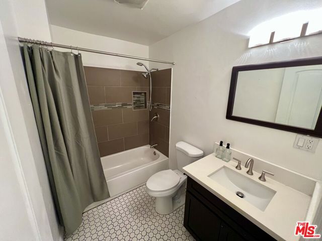 328 E Plymouth Street, Inglewood CA: https://media.crmls.org/mediaz/129347b8-8782-4011-a5ff-854e3756b661.jpg