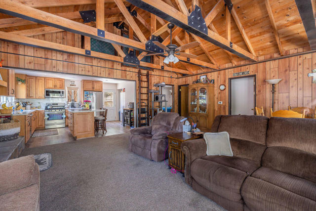 308 W Rainbow Boulevard, Big Bear CA: https://media.crmls.org/mediaz/12935691-8c1b-4bcf-87c7-cdd9f0d62240.jpg