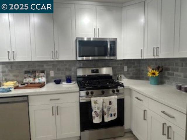 1174 Eddy St, San Francisco CA: https://media.crmls.org/mediaz/12937c09-4f1c-4582-b4b3-4525bf89b42b.jpg