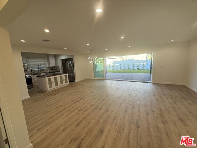 6159 Sylvia Avenue, Tarzana CA: https://media.crmls.org/mediaz/1293a3dc-8f3f-42a4-8cde-724517305f50.jpg
