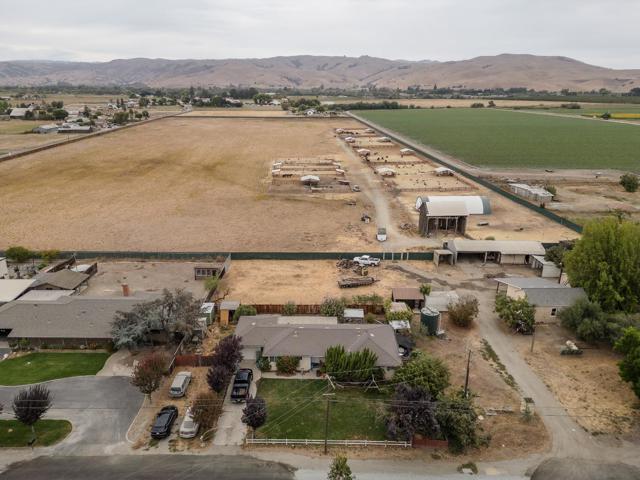 790 Shore Road, Hollister CA: https://media.crmls.org/mediaz/12949bea-13de-4253-9733-a165c8111c77.jpg