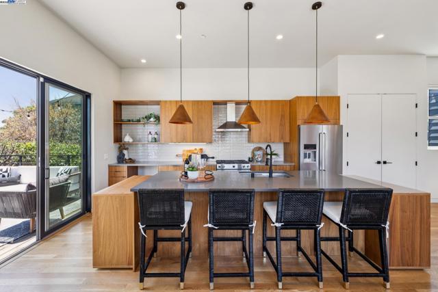 730 HENRY STREET, Oakland CA: https://media.crmls.org/mediaz/1294a191-ddb2-4e82-9607-d4d205b1ec7e.jpg