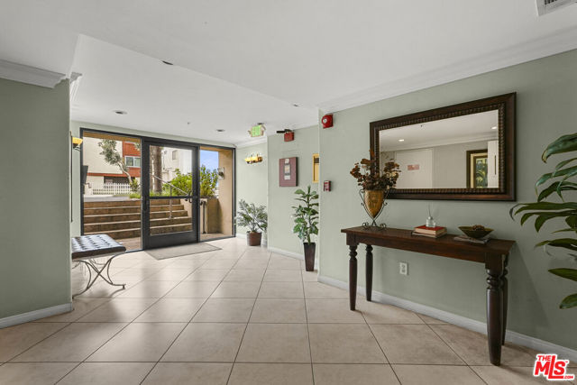5224 Zelzah Avenue, Encino CA: https://media.crmls.org/mediaz/1294dce4-b607-4bfa-9b5e-5414b2f0266a.jpg