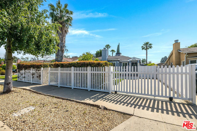 14716 Killion Street photo 2
