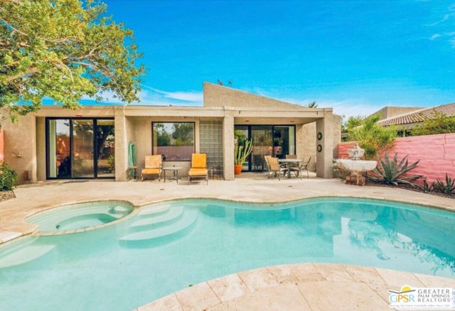 2861 Sundance Circle, Palm Springs CA: https://media.crmls.org/mediaz/1295eb25-4fb2-41d1-afb5-21044ed91aaf.jpg