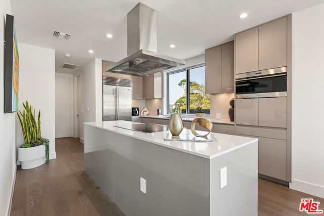 728 N Sweetzer Avenue, West Hollywood CA: https://media.crmls.org/mediaz/1296636e-57a9-4423-92ee-1f6904c0d881.jpg