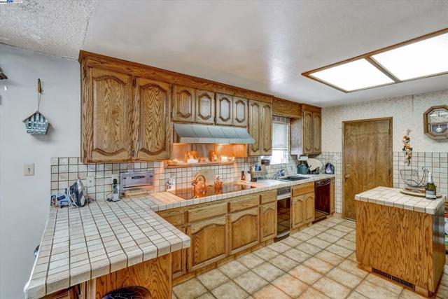 664 Berry Ave, Hayward CA: https://media.crmls.org/mediaz/12979f99-c0f1-4839-9d1a-b24baf4e6e59.jpg