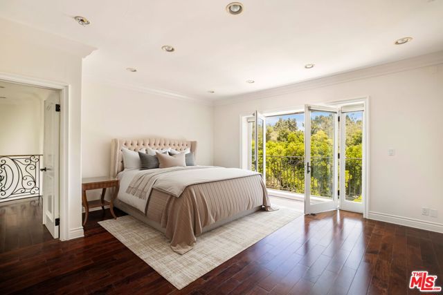 10914 Bellagio Road, Los Angeles CA: https://media.crmls.org/mediaz/1298785a-5abf-4c50-8695-cf6c8aca8f29.jpg