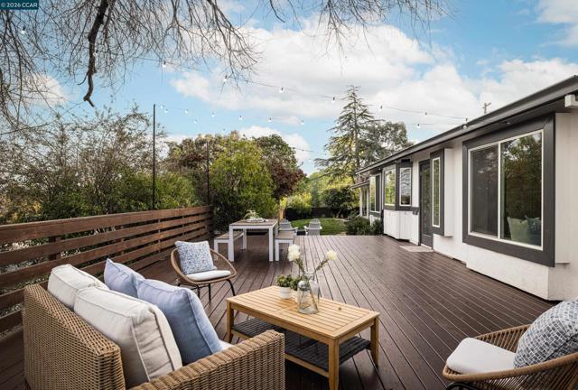 2080 Essenay Ave, Walnut Creek CA: https://media.crmls.org/mediaz/129ac183-7b17-4d94-a07c-98d624b07490.jpg