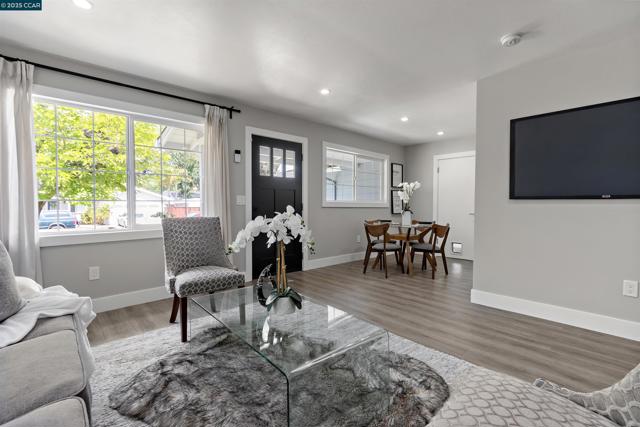 225 Babette Ct, Pleasant Hill CA: https://media.crmls.org/mediaz/129b89b3-9424-422e-b9b9-454ae3a00244.jpg