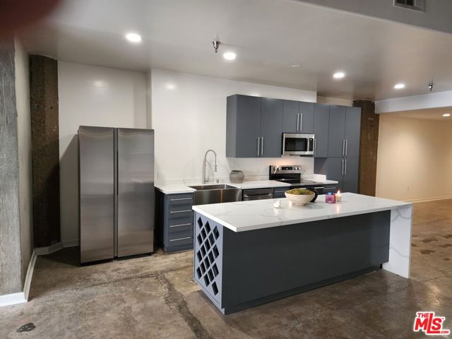 711 S Olive Street, Los Angeles CA: https://media.crmls.org/mediaz/129bec96-14a0-40ef-a6d6-ff46497e4034.jpg