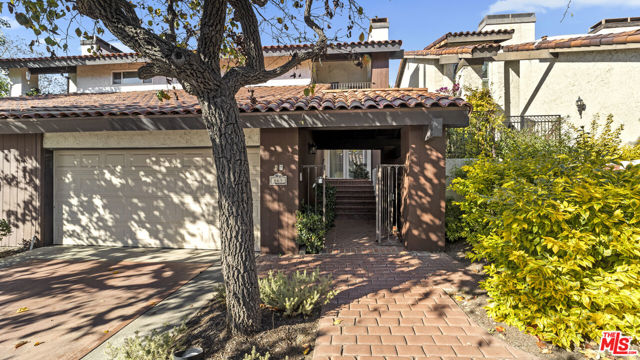 663 W Terrylynn Place, Long Beach CA: https://media.crmls.org/mediaz/129c9d90-fa92-49c5-a67e-ee662918b58c.jpg
