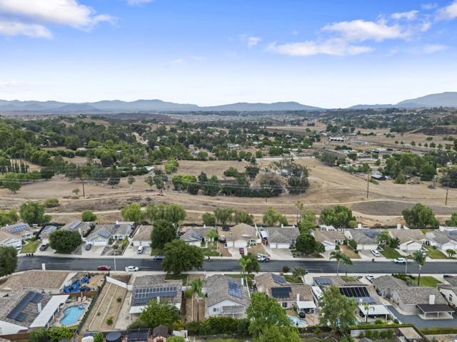 39493 Diego dr, Temecula CA: https://media.crmls.org/mediaz/129d3455-165b-40b0-bba7-3f01c1e14d3d.jpg