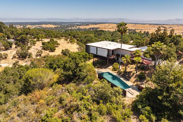 30 Pine Ridge Way, Portola Valley CA: https://media.crmls.org/mediaz/129d7703-f2fd-408e-8c49-cca9d743cb91.jpg