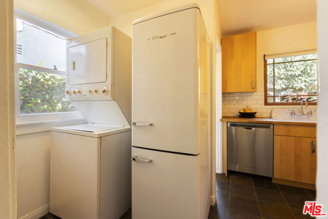 3010 11th Avenue, Los Angeles CA: https://media.crmls.org/mediaz/129df061-b1b1-43f0-8aaa-6c6f56f06626.jpg