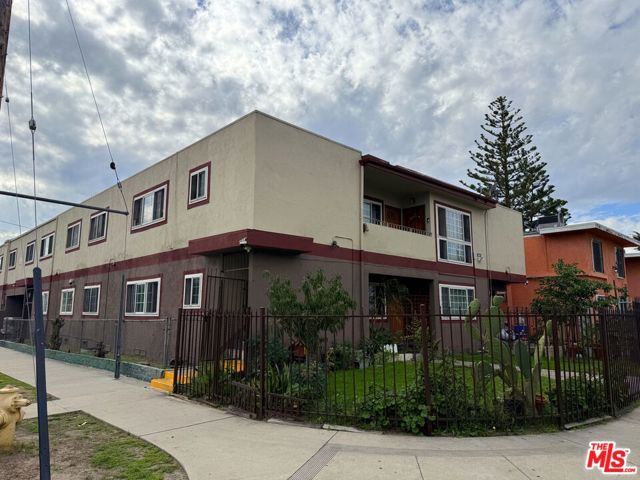 6945 Hinds Avenue, North Hollywood CA: https://media.crmls.org/mediaz/129edd4e-4769-4314-b9af-b38adf850aef.jpg