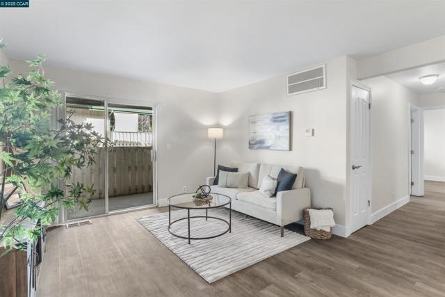 5425 Concord Blvd, Concord CA: https://media.crmls.org/mediaz/129f4bdd-22de-4953-8076-f2c567817789.jpg