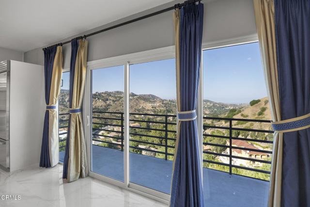 40 Saddlebow Road, Bell Canyon CA: https://media.crmls.org/mediaz/129ff528-8de9-4de6-b632-2dd3ab1973dd.jpg