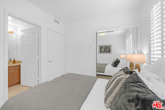 143 N Arnaz Drive, Beverly Hills CA: https://media.crmls.org/mediaz/12a019fb-398f-4749-a90a-a636dd50d291.jpg