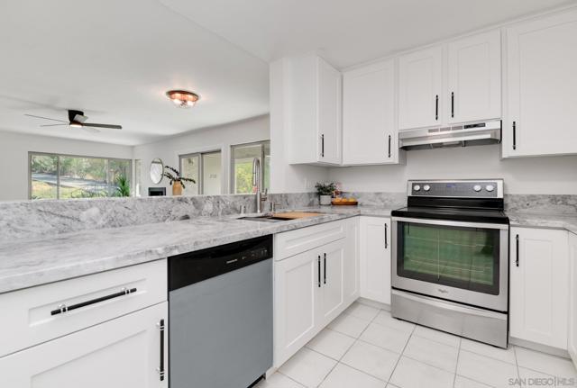10400 Caminito Cuervo, San Diego CA: https://media.crmls.org/mediaz/12a0f70d-c596-40eb-8ab0-d257afdcaec5.jpg