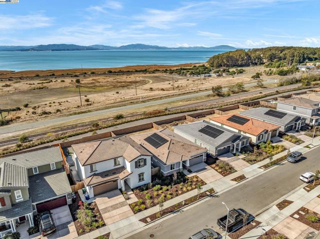 4171 Markovich Ct, Richmond CA: https://media.crmls.org/mediaz/12a101b9-588d-4cd3-a602-9b3e08dda241.jpg