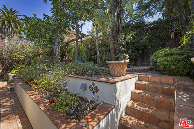 6105 Mount Angelus Drive, Los Angeles CA: https://media.crmls.org/mediaz/12a1326f-d042-4e65-a9e6-9f1c7e102fdf.jpg