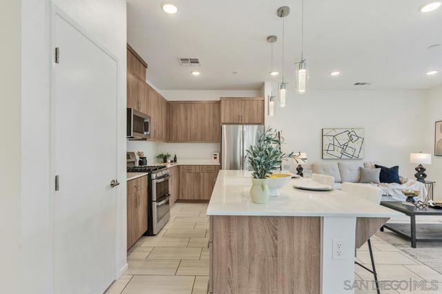 35103 Vine Pl, Fallbrook CA: https://media.crmls.org/mediaz/12a27c53-7dd7-4bc9-800d-21fe95db2f1c.jpg