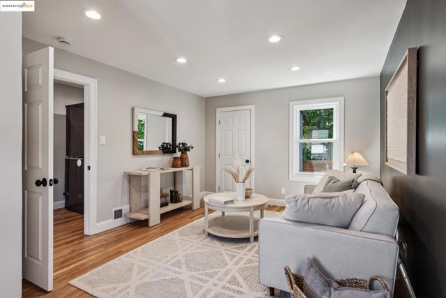 4015 Rhoda Ave, Oakland CA: https://media.crmls.org/mediaz/12a29328-823d-4a62-ba19-350429cc1029.jpg