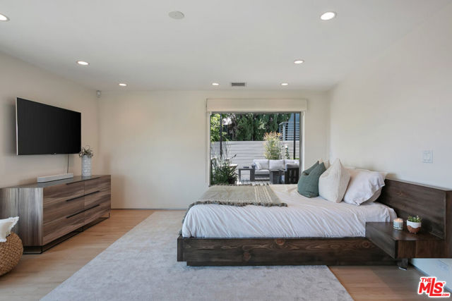 2742 Creston Drive, Los Angeles CA: https://media.crmls.org/mediaz/12a31e87-25e1-481e-8960-e9f9c9781706.jpg