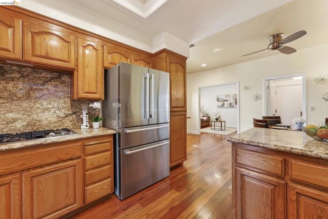 4963 Stoneridge Ct, Oakland CA: https://media.crmls.org/mediaz/12a36c52-5e60-45b5-af98-c48ae63e2d8a.jpg