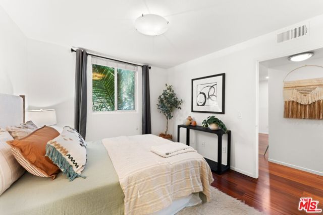 960 Sanborn Avenue, Los Angeles CA: https://media.crmls.org/mediaz/12a3dbc4-ffa8-44c2-a1ba-e36a0b078501.jpg