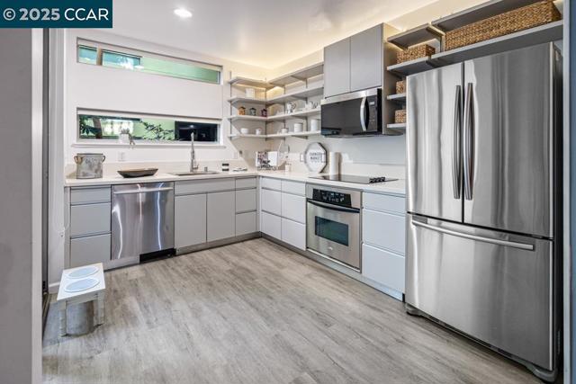 1201 Pine St, Oakland CA: https://media.crmls.org/mediaz/12a411ac-cfbb-476e-ab52-b3bb516fd601.jpg