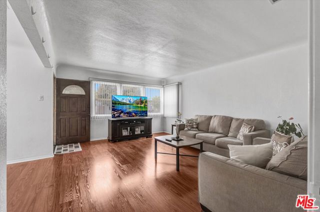 2463 Easy Avenue, Long Beach CA: https://media.crmls.org/mediaz/12a43687-adfc-4ea6-afde-e24ebbeacd8a.jpg