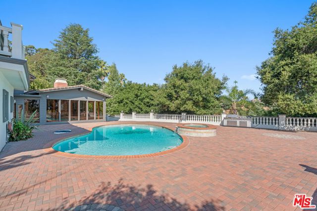 3200 Oakley Drive, Los Angeles CA: https://media.crmls.org/mediaz/12a4a63c-3efb-4f8a-a52a-fb08eae8338c.jpg