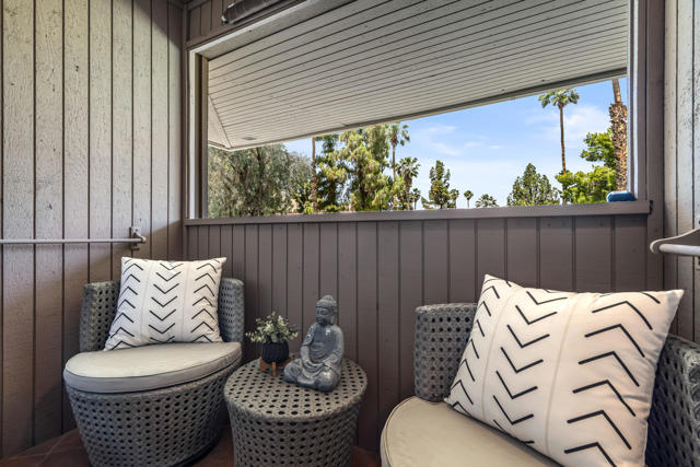 575 N Villa Court, Palm Springs CA: https://media.crmls.org/mediaz/12a4b8c1-e88b-4728-a5fb-4417bda4b41d.jpg