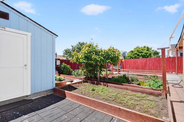 4300 Berk Ave, Richmond CA: https://media.crmls.org/mediaz/12a4f26c-73d8-48df-a435-466c3f03cfd8.jpg