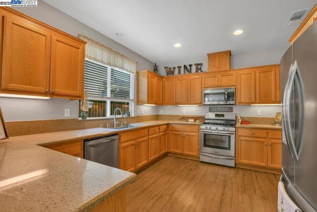 675 Merritt Ct, Discovery Bay CA: https://media.crmls.org/mediaz/12a5b863-dc71-4dbf-8445-88c4d433e70b.jpg