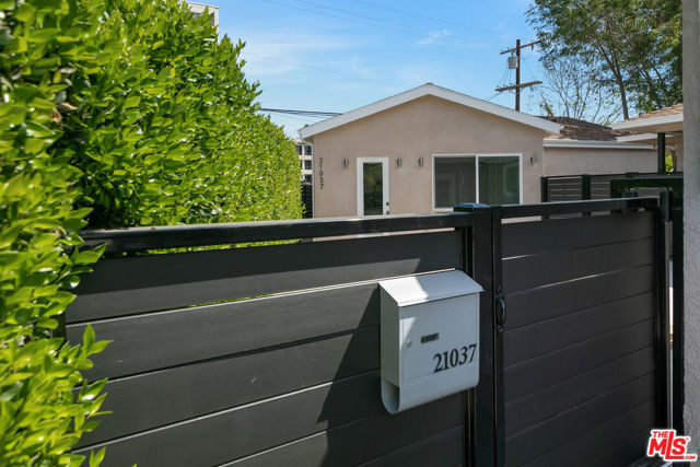 21037 Costanso St, Woodland Hills CA: https://media.crmls.org/mediaz/12a65bbf-6a75-4c43-a258-315701c42219.jpg