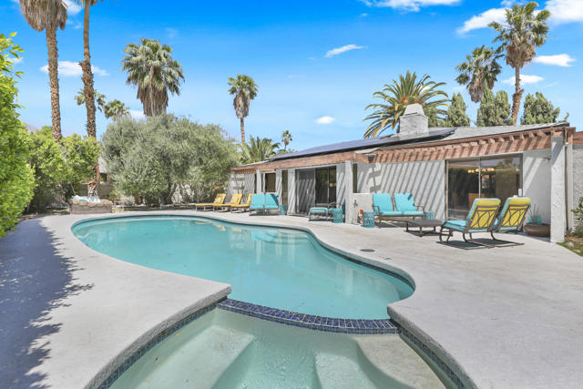 1385 E Via Escuela, Palm Springs CA: https://media.crmls.org/mediaz/12a76003-82a9-449f-8ffa-76a095075829.jpg