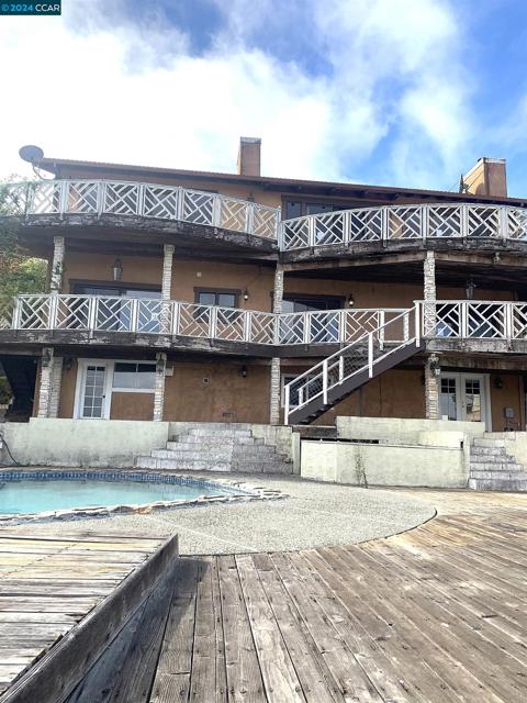 29 Anton Way, Novato CA: https://media.crmls.org/mediaz/12a7abf8-96af-4df3-8d9a-cb8db1bb4104.jpg